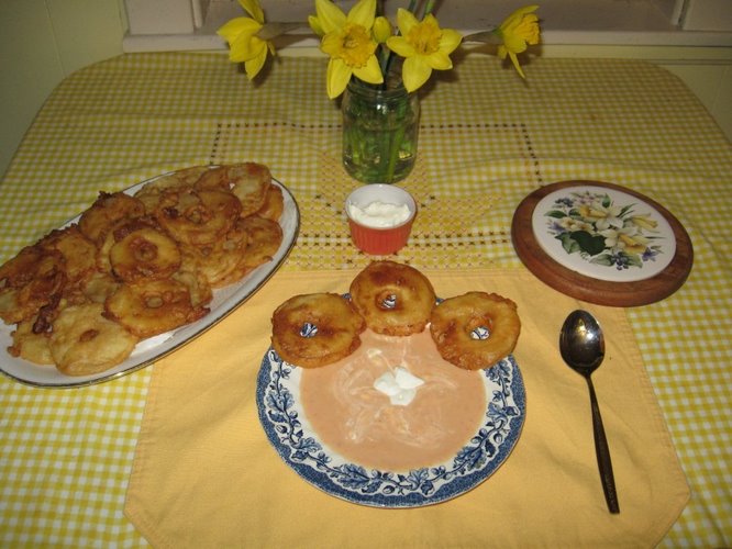 Kartoffelsuppe mit Apfelkuechle